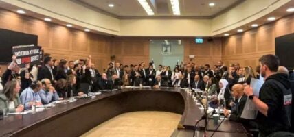 गाजा बन्दी परिवारले इजरायली संसदीय समितिको बैठकमा बाधा