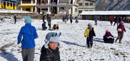 हिउँमा खेल्दै पढ्दै