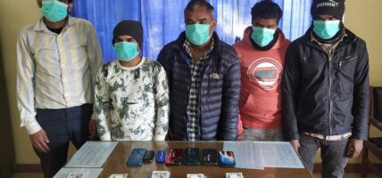 नक्कली नोटसहित पक्राउ परेका पाँच जनालाई सार्वजनिक