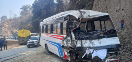 धादिङमा बस र ट्रक ठोक्किँदा २० जनाभन्दा बढी घाइते