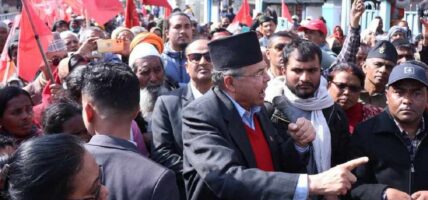 मिटरब्याजपीडितलाई नेता झलनाथको साथ, पीडितहरूलाई वार्तामा बोलाइयो