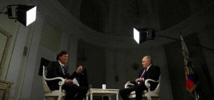 टकर कार्लसनले दावी गरे कि बाइडेन प्रशासनले उनलाई पुटिनसँग बोल्नबाट रोक्नको लागि अवैध रूपमाू निगरानी गरिएको छ