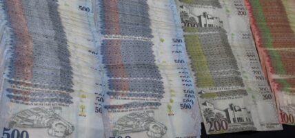 एक युवतीसहित दुई जना अवैध मुद्रासहित विमानस्थलबाट पक्राउ