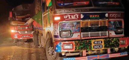 ट्रकमा बस ठोक्किंदा एकको मृत्यु, ४ जना घाइते