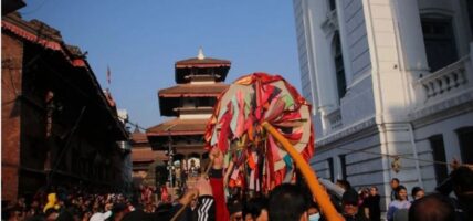 आजदेखि होली सुरू, बसन्तपुरमा ठड्याइयो चीर