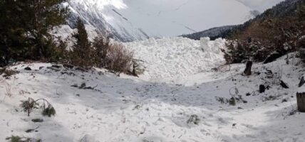 मनाङको ढुकुरपोखरीमा हिमपहिरो : आवतजावत गर्न जोखिम