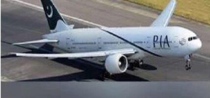 पाकिस्तानी राष्ट्रिय एयरलाइन्सका एक कर्मचारी सदस्य बिना पासपोर्ट क्यानडा उडेका थिए र उनलाई जरिवाना गरिएको थियो