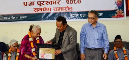 प्रतिष्ठानद्वारा प्रज्ञा पुरस्कार प्रदान