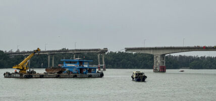 पुलमा पानीजहाज ठोक्किएपछि चार जना बेपत्ता