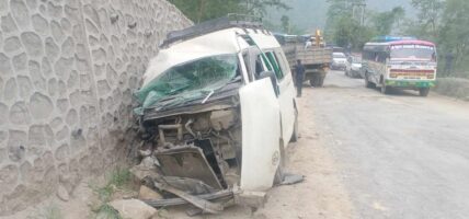 माइक्रोबस र टिपर ठोक्किँदा १३ जना घाइते, दुईको अवस्था गम्भीर