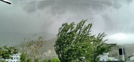 हुरीले पोल ढाल्दा विद्युत् सेवा अवरुद्व