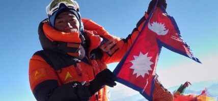 आरोही कामिरिताले आफ्नै कीर्तिमान तोड्दै २९औँ पटक सगरमाथाको चुचुरोमा