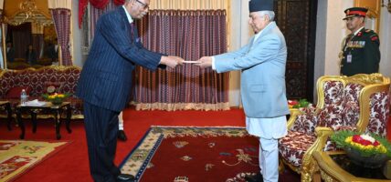 राष्ट्रपतिसमक्ष ओहोदाको प्रमाणपत्र पेस