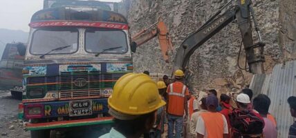 पहिरोमा पुरिएर एक्सकाभेटर अपरेटरको मृत्यु