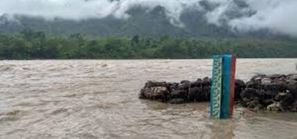 महाकाली नदीको टापुमा ट्याक्टरसहित थुनिए मजदुर