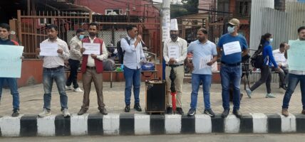 विद्यार्थी र शिक्षकहरूको हकहितका निम्ती तीन दिन देखि उभिएर बिरोध