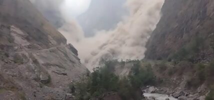 सुक्खा पहिरोले आरुघाट–लार्के सडक अवरुद्ध