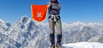 सशस्त्र प्रहरी निरीक्षक सुरज पौडेलद्वारा सगरमाथा आरोहण