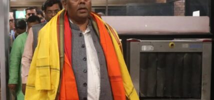 जसपा फुटपछि मध्यराति अमेरिकाबाट उपप्रधानमन्त्री यादव आइपुगे, आजै संसदीय दलको बैठक बस्ने