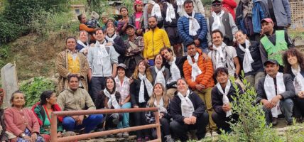 भिरमा मह काढेको छायाङ्कन गर्न नेशनल जियोग्राफी टोली म्याग्दीमा