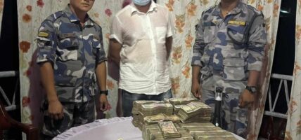 स्रोत नखुलेको एक करोड एक लाखसहित पक्राउ