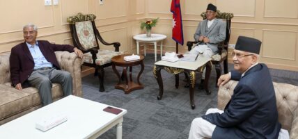 प्रमुख तीन दलका शीर्ष नेताहरुको बैठक बालुवाटारमा