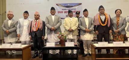 मन्त्रीद्वय गुरुङ र देवकोटाद्वारा शपथ