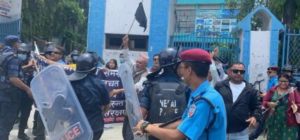 पोखरामा सहकारी पीडितद्वारा प्रधानमन्त्री प्रचण्डलाई कालोझण्डा देखाए