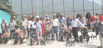 कृषकलाई हाते ट्याक्टर वितरण