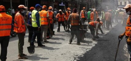 काठमाडौं महानगरले भत्काएको न्यूरोडको सडक डिभिजनले टाल्यो