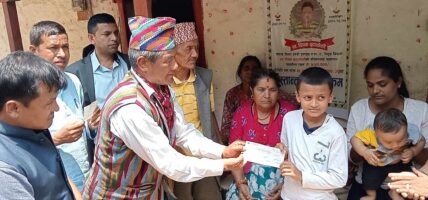 वैदेशिक रोजगारीमा ज्यान गुमाएका दीपकको परिवारलाई आर्थिक सहयोग