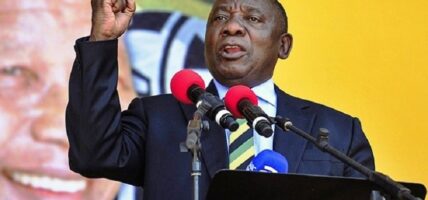 दक्षिण अफ्रिकाका रामाफोसाद्वारा बुधबार राष्ट्रपतिका रूपमा शपथ ग्रहण गर्दै