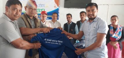 समाजसेवी सैँजूद्वारा ६० विद्यार्थीलाई खेल सामग्री प्रदान