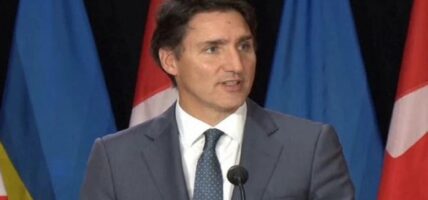 क्यानडाले अमेरिकाबाट आउने सामानमा २५ प्रतिशत अतिरिक्त महसुल लगाउने ।