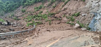 पहिरोले गाईघाट–दिक्तेल सडक अवरुद्ध