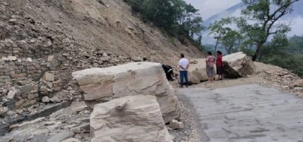 पहिरोका कारण बेँसीसहर-चामे सडक अवरुद्ध
