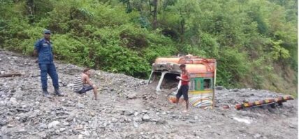 पहिरोले मध्यपहाडी लोकमार्ग अवरुद्ध