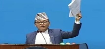 राजेन्द्र लिङ्देनले रोष्टममै च्याते बजेट पुस्तिका