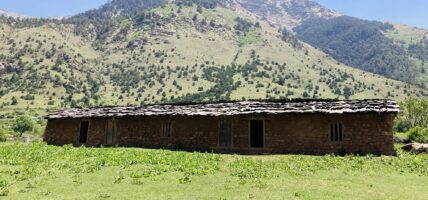 चुहिने छानामुनि पढ्न बाध्य छन् कुँडेढोरका विद्यार्थी