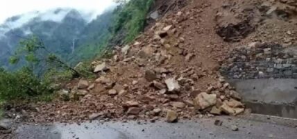 पहिराले साँफे–मार्तडी राजमार्ग अवरुद्ध