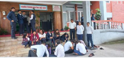 पदोन्नति नपाएका राष्ट्रसेवक मन्त्रालयको मुलद्वारमा लुडो खेलेर दुई घण्टा बिताउँदै