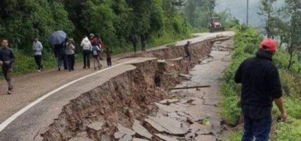 अविरल वर्षा हुँदा भोजपुरमा सडक भासियो