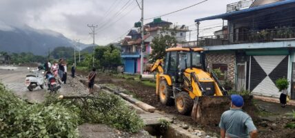 सडक मापदण्ड मिचेर बनाइएका संरचना हटाउन सुरु