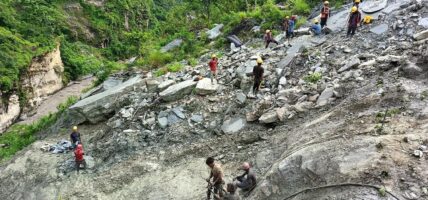 बैसरीको भिरमा पहिरो रोकथाम गर्न ‘रक एङ्करिङ’