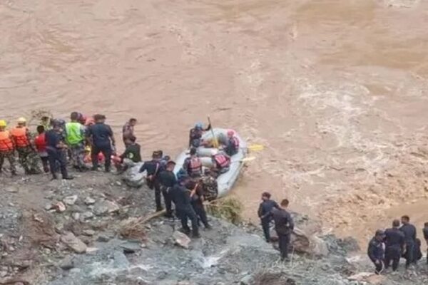 कर्णालीमा बेपत्ता गाडी र यात्रु खोज्न सशस्त्रको विपद् शिक्षालयबाट गोताखोर परिचालन कर्णालीमा बेपत्ता गाडी र यात्रु खोज्न सशस्त्रको विपद् शिक्षालयबाट गोताखोर परिचालन