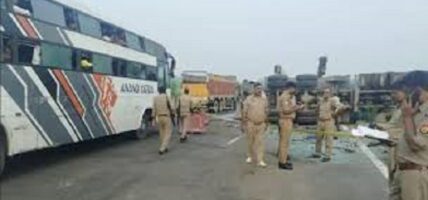 भारतमा यात्रु बहाक बस र दुध ट्याङ्कर ठोक्किँदा १८ जनाको मृत्यु