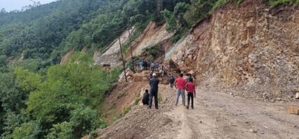 मध्यपहाडी लोकमार्गको रुकुम खण्ड अवरुद्ध