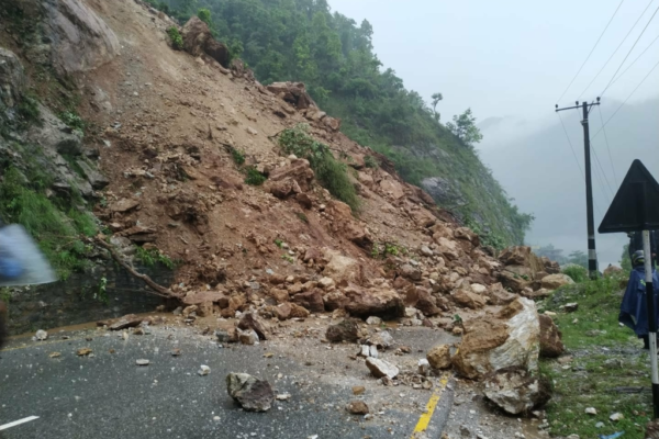 वर्षाले निम्त्यायो सडक अवरोध, विभिन्न राजमार्गमा यातायात प्रभावित वर्षाले निम्त्यायो सडक अवरोध, विभिन्न राजमार्गमा यातायात प्रभावित
