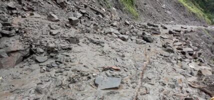 पहिरोले अरनिको राजमार्ग अवरुद्ध