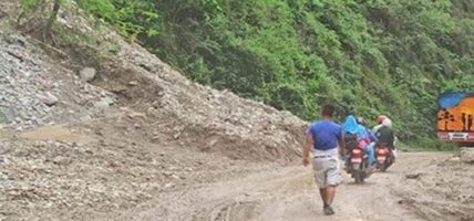पहिरोले अवरुद्ध पृथ्वी राजमार्ग एकतर्फी खुल्यो